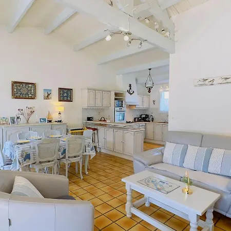 Willa De Plain Pied Avec Jardin Paysager Et Piscine *