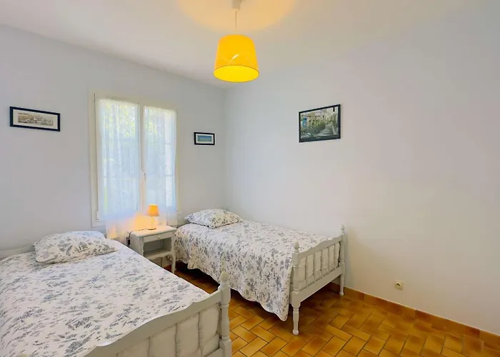 Villa De Plain Pied Avec Jardin Paysager Et Piscine