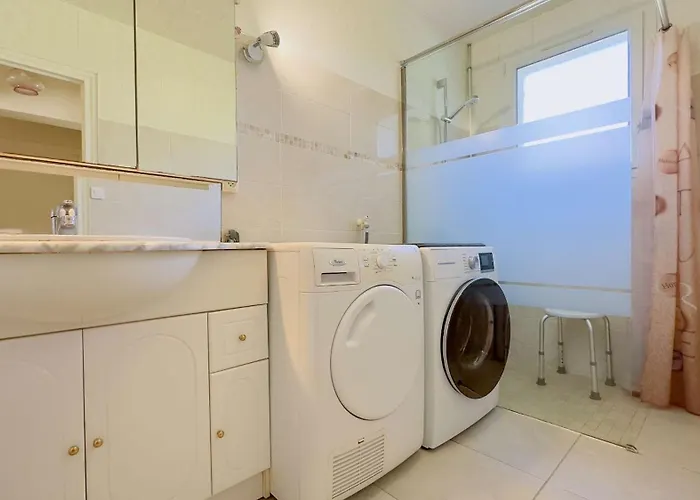 De Plain Pied Avec Jardin Paysager Et Piscine *