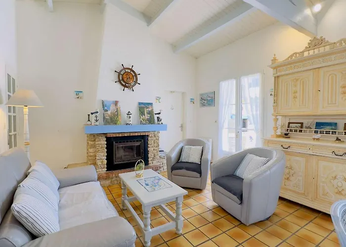 Villa De Plain Pied Avec Jardin Paysager Et Piscine