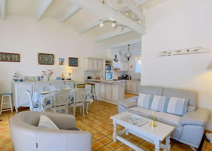 Villa De Plain Pied Avec Jardin Paysager Et Piscine *