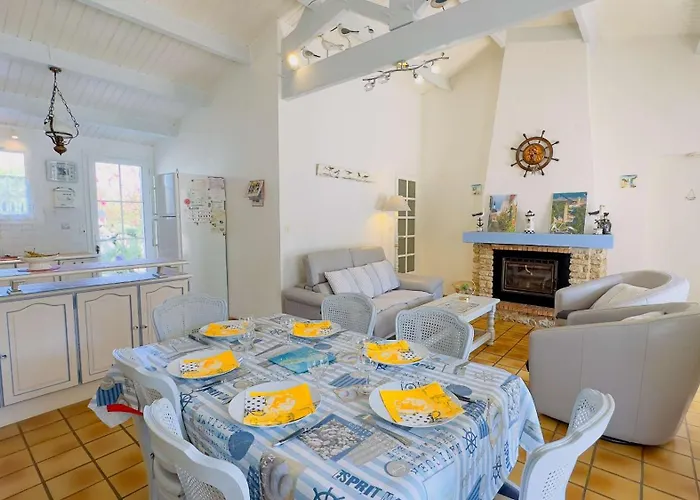 De Plain Pied Avec Jardin Paysager Et Piscine *